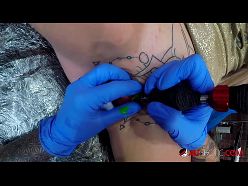 ❤️ Sully Savage mai tsananin jarfa ta yi tattoo a kan kwarin ta bidiyon tsutsa ❌️❤